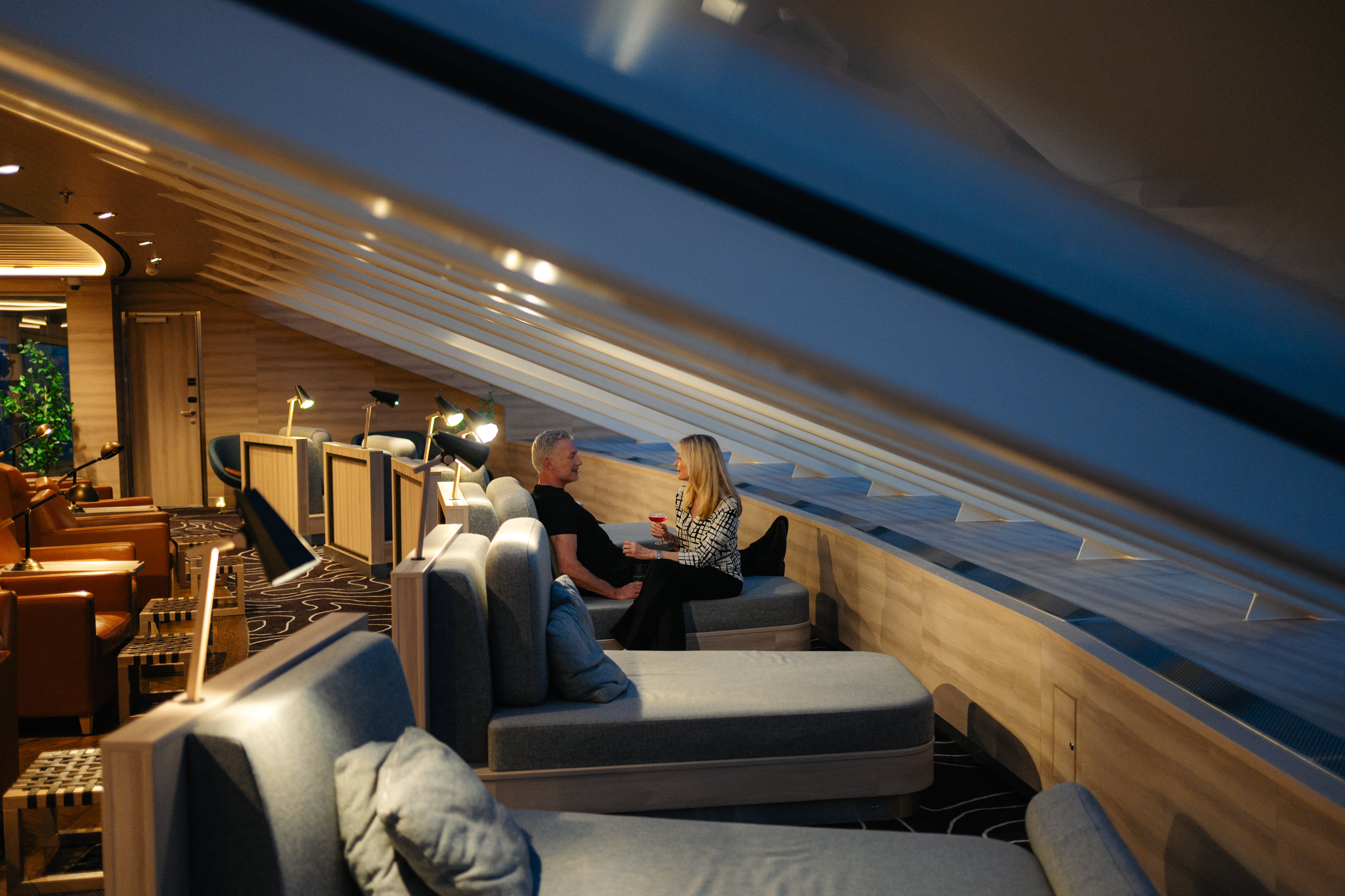 MS Roald Amundsen - Explorer Lounge & Bar